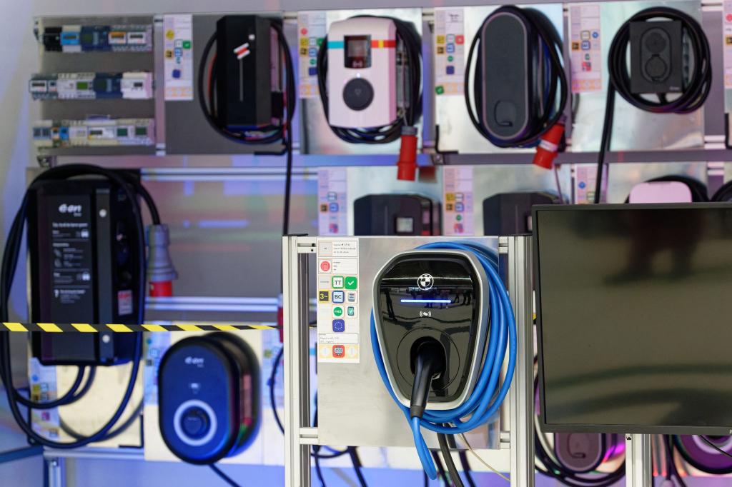 Die Bundesnetzagentur hat die elektrische Sicherheit von Wallboxen geprüft und festgestellt: Keine Gefahren für die Nutzerinnen und Nutzer. Auch die Funktechnik funktionierte. (Symbolbild) - Foto: Henning Kaiser/dpa