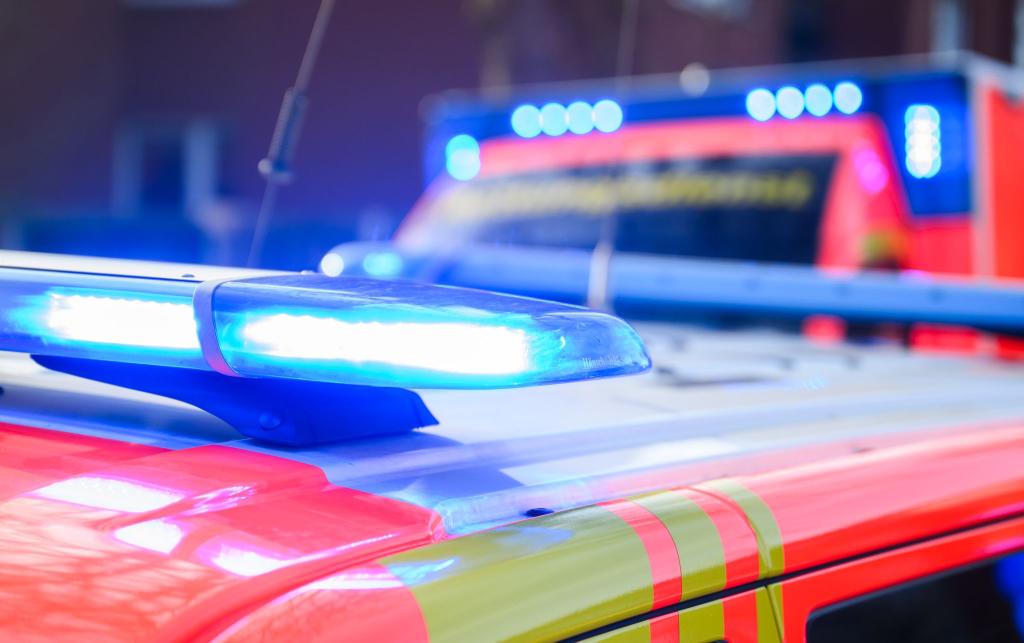 Auf einer Straße in Visselhövede ist ein Mann tödlich verletzt worden. Zwei weitere Männer wurden schwer verletzt ins Krankenhaus gebracht. (Symbolbild) - Foto: Julian Stratenschulte/dpa