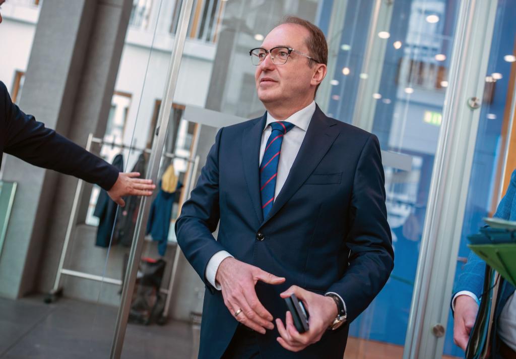 Bei der Vorstellung der Jahresstatistik zur politisch motivierten Kriminalität wurde Bundesinnenminister Alexander Dobrindt (CSU) auch nach der AfD gefragt. - Foto: Michael Kappeler/dpa