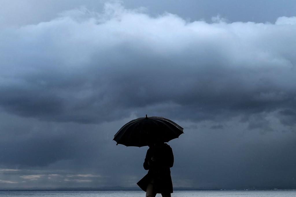 Heftiger Regen fällt an der bei Urlaubern beliebten französischen Mittelmeerküste. (Symbolfoto) - Foto: Valery Hache/AFP/dpa