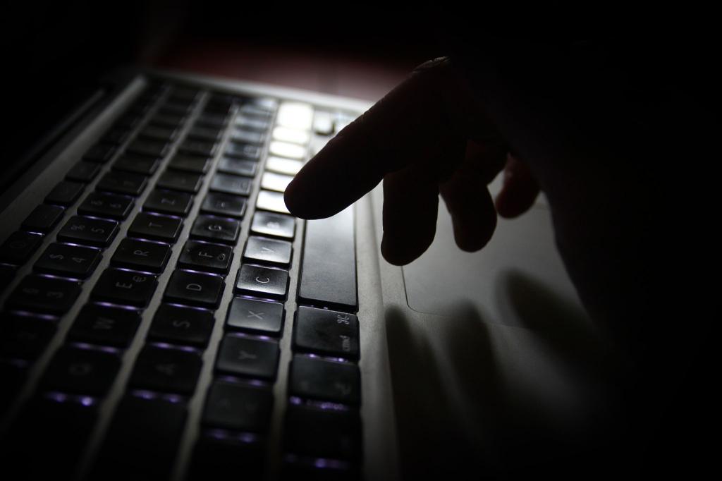 Kinder und Jugendliche sind den Gefahren im Internet oft schutzlos ausgeliefert. - Foto: Karl-Josef Hildenbrand/dpa