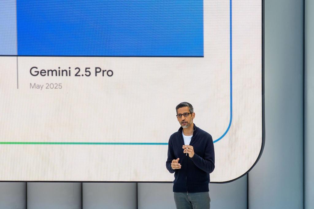 Google-Chef Sundar Pichai spricht über Gemini, Googles Antwort auf ChatGPT und Co. - Foto: Andrej Sokolow/dpa