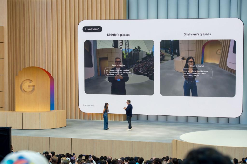 Die von Google vorgestellten Brillen können in Echtzeit eine Unterhaltung in verschiedenen Sprachen übersetzen. - Foto: Andrej Sokolow/dpa