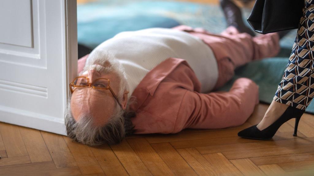 Der Schauspieler Friedrich Liechtenstein als Toter. - Foto: Boris Laewen/ZDF/dpa