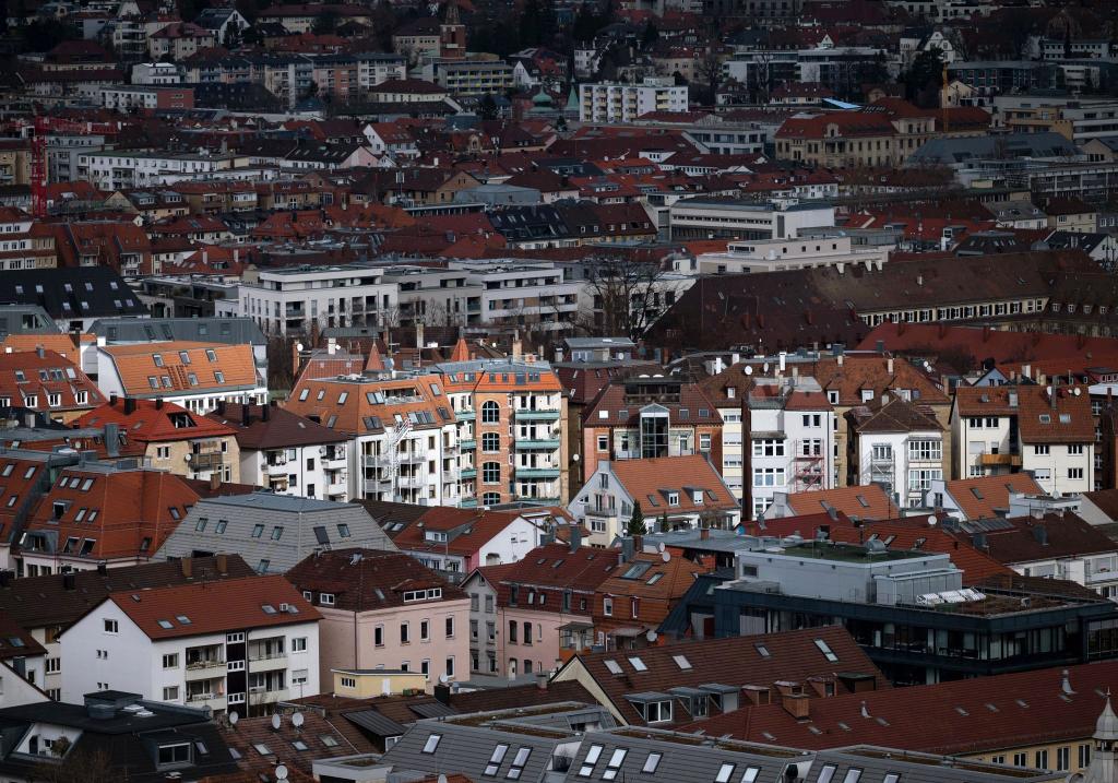 In Metropolen wie Stuttgart sind Wohnungen knapp und teuer. - Foto: Marijan Murat/dpa