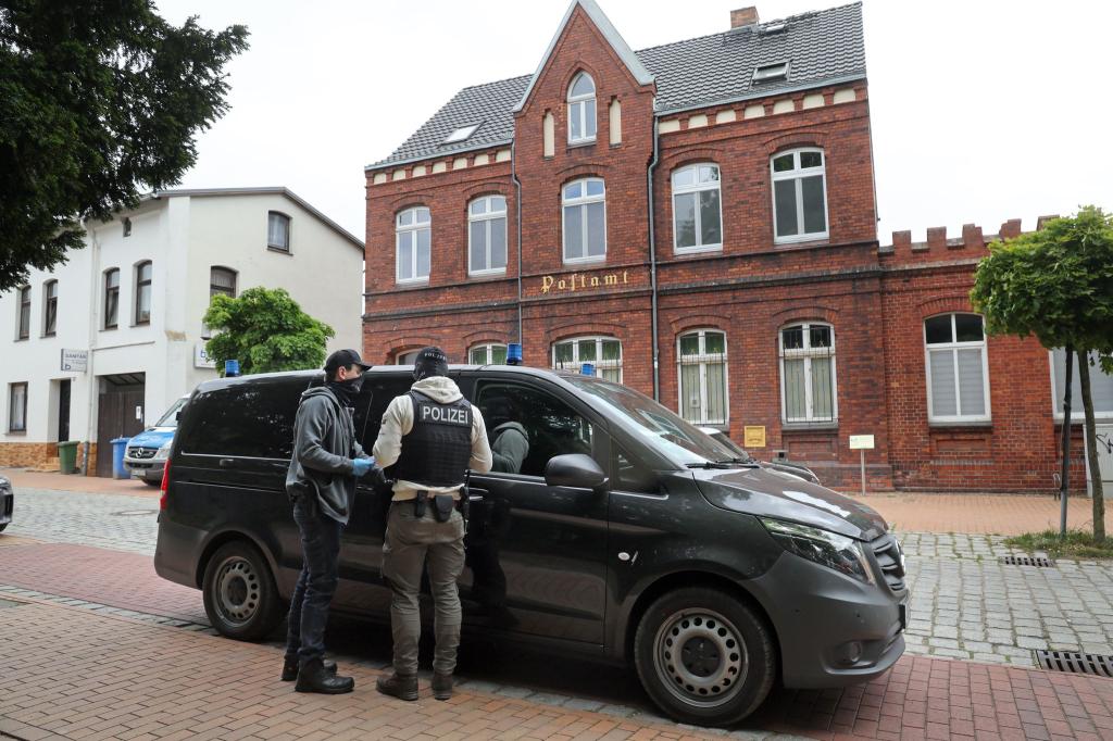 Die Festgenommenen stehen im Verdacht, Mitglieder beziehungsweise Unterstützer einer rechtsextremistischen terroristischen Vereinigung zu sein. Der jüngste von ihnen ist 14 Jahre alt. - Foto: Bernd Wüstneck/dpa