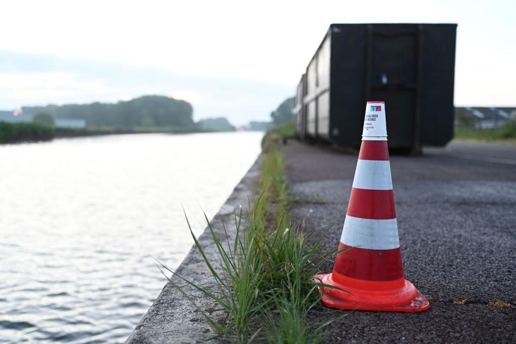 Ein Wasserfleck auf dem Pier markiert den Ort, an dem das Auto nach der Bergung aus dem Kanal abgestellt wurde. - Foto: Lars Penning/dpa