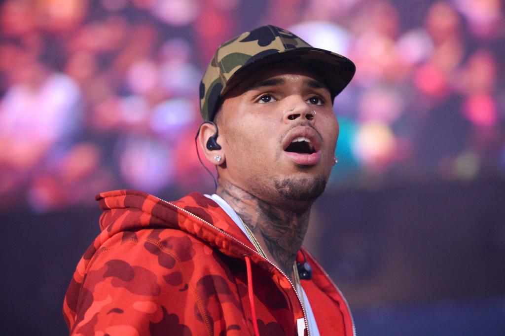 Chris Brown wurde wegen des Verdachts auf schwere Körperverletzung festgenommen, nun ist er auf Kaution freigekommen. (Archivbild) - Foto: Scott Roth/Invision/AP/dpa