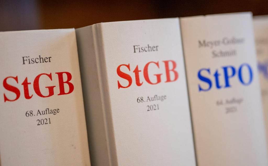 Jugendliche vor dem Gesetz: Ab 14 kann Strafmündigkeit greifen. (Symbolbild) - Foto: Monika Skolimowska/dpa