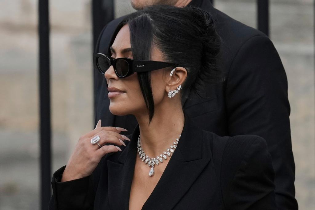 Die Staatsanwaltschaft hat für die Angeklagten im Prozess um den Raubüberfall auf Kim Kardashian zumeist hohe Haftstrafen verlangt. (Archivbild) - Foto: Aurelien Morissard/AP/dpa