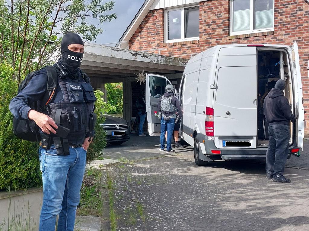 Die Behörden gehen gegen eine Gruppe vor, die Chinesen zur Einreise nach Deutschland verholfen haben soll. - Foto: --/Bundespolizei/dpa