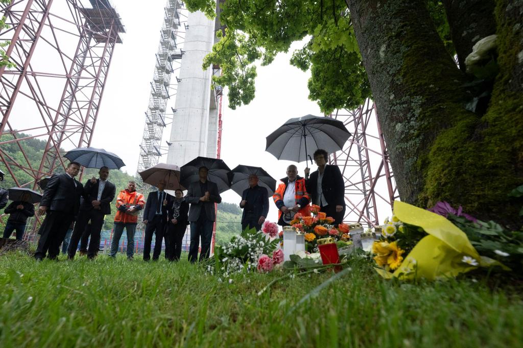 An einem Ort des Gedenkens werden Blumen niedergelegt. - Foto: Marijan Murat/dpa