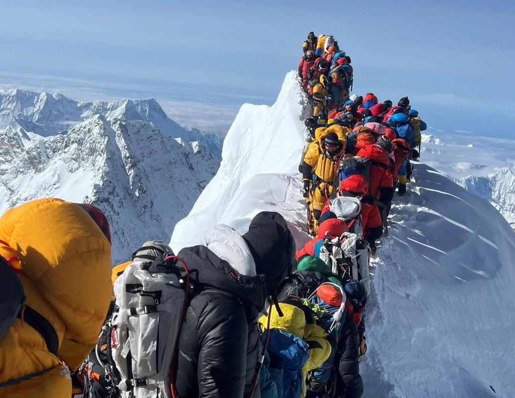 Bergsteiger und Bergführer stehen zwischen dem Südgipfel und der Hillary-Stufe des Mount Everest. (Foto Archiv) - Foto: Narendra Shahi Thakuri/dpa