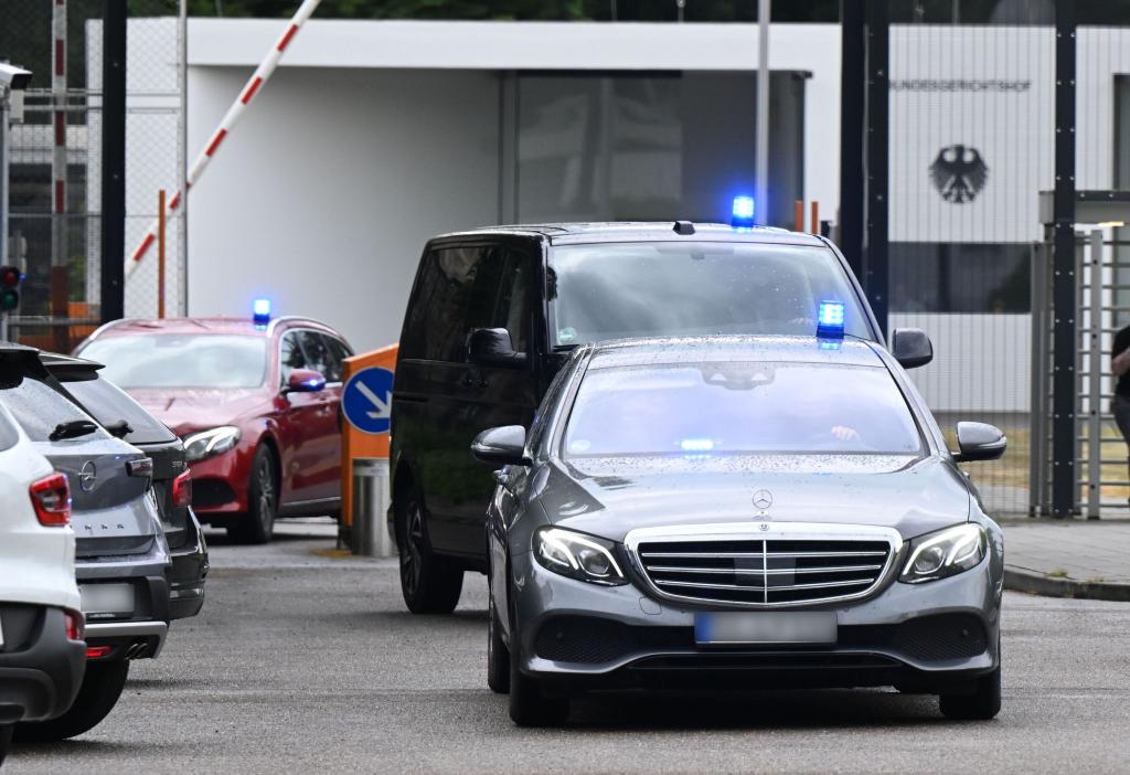 Die Bundesanwaltschaft ließ die Jugendlichen festnehmen und nach Karlsruhe bringen. - Foto: Uli Deck/dpa