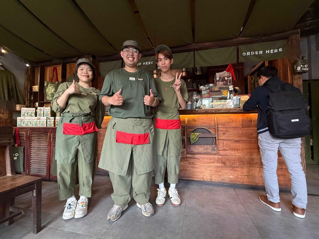 Duc Anh Lee (Mitte) und seine Mitarbeiter sind stolz, im Cong Caphe zu arbeiten. - Foto: Carola Frentzen/dpa