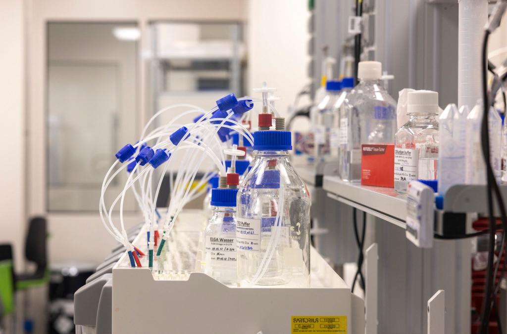 Tüffteln im Labor: Die Chemie- und Pharmaindustrie gibt so viel für Forschung aus wie nie zuvor (Archivbild) - Foto: Helmut Fricke/dpa