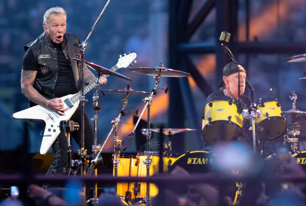 James Hetfield (l), Sänger und Gitarrist, und Lars Ulrich, Schlagzeuger, von der US-Metal-Band Metallica stehen im Münchner Olympiastadion auf der Bühne. - Foto: Sven Hoppe/dpa