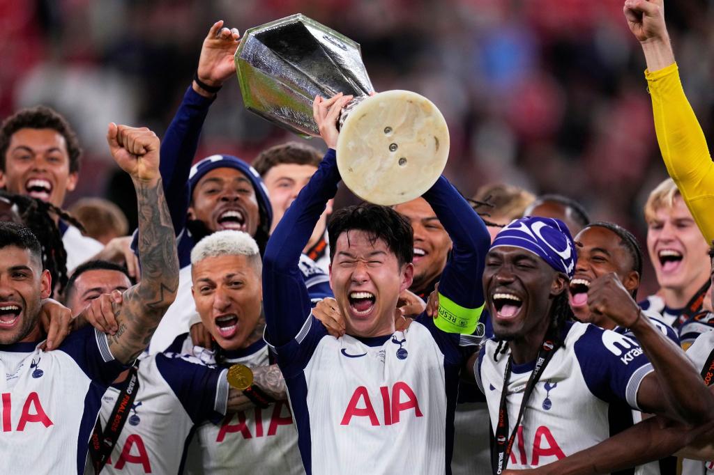 Kapitän Heung-Min Son bejubelt seine erste Trophäe mit Tottenham Hotspur. - Foto: Manu Fernandez/AP/dpa