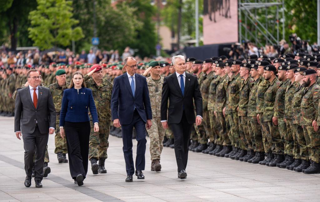 «Wer einen Verbündeten bedroht, muss wissen, dass das gesamte Bündnis gemeinsam jeden Zentimeter des Nato-Territoriums verteidigen wird», sagte Merz bei der Aufstellung der Panzerbrigade. - Foto: Michael Kappeler/dpa