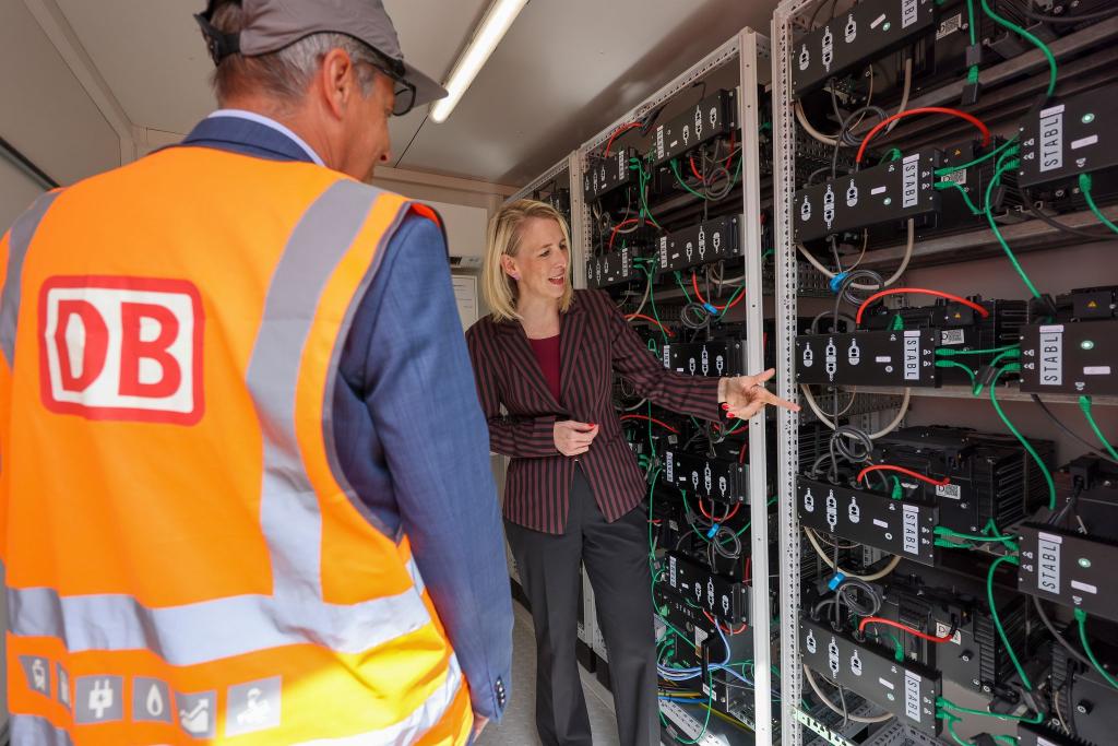 Laut Katrin Habenschaden, Nachhaltigkeitschefin der Deutschen Bahn, kann mit Solaranlagen und Batteriespeichern rund ein Viertel des Strombedarfs im Leipziger Werk gedeckt werden. - Foto: Jan Woitas/dpa