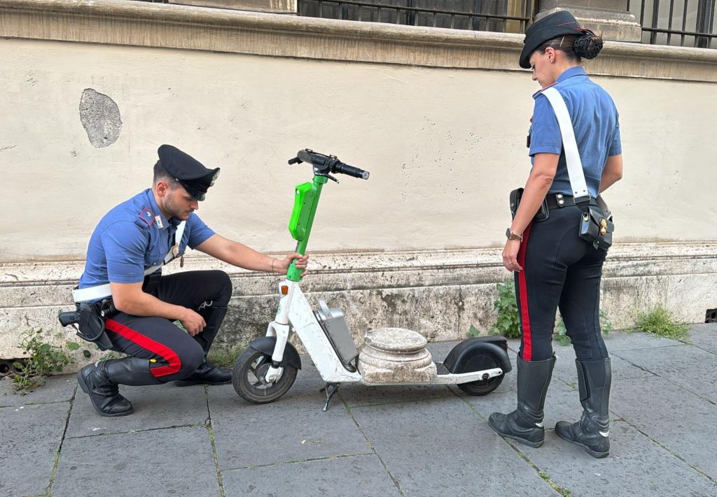 Zwei Carabinieri begutachten den Marmorsockel auf einem elektrischen Leihroller. - Foto: ---/Comando Generale Dell’arma Dei/dpa