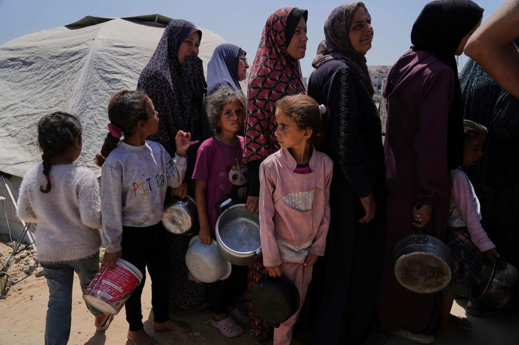 Erstmals seit Aufhebung der israelischen Blockade erreichen Hilfslieferungen einige Palästinenser im Gazastreifen. - Foto: Jehad Alshrafi/AP/dpa