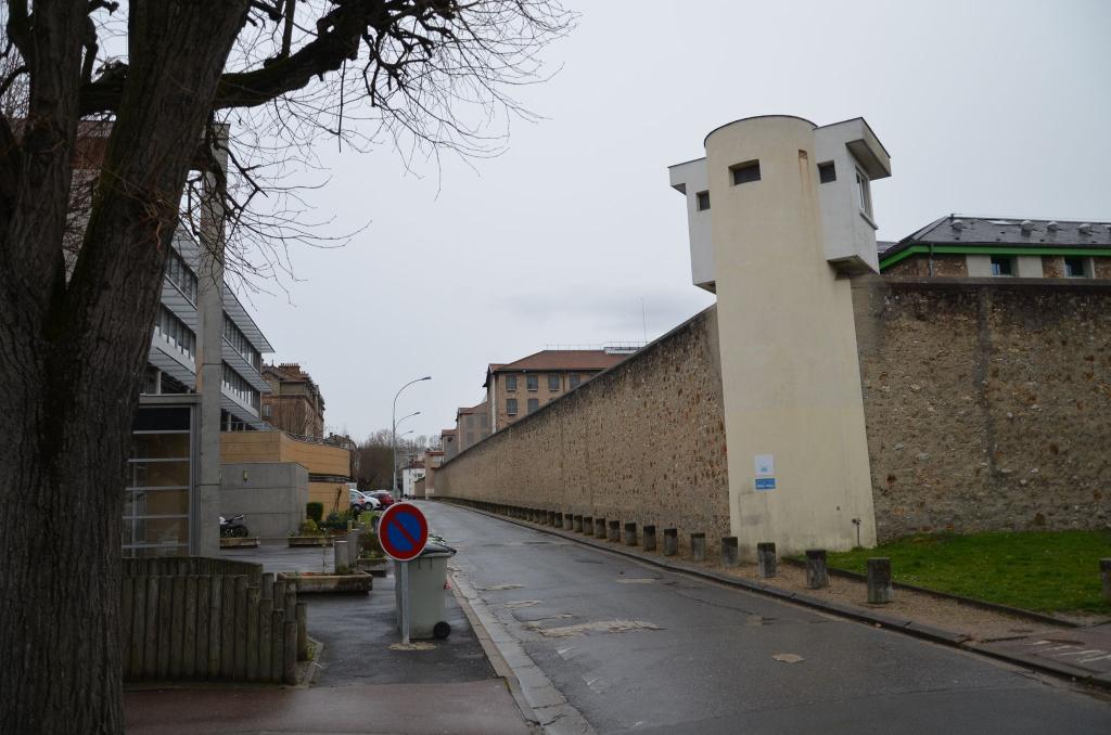 Immer wieder ist davon die Rede, dass Kriminelle in französischen Gefängnissen verbotenerweise über Mobiltelefone verfügen, mit denen sie weiter ihre Machenschaften abwickeln (Archivbild). - Foto: Sebastian Kunigkeit/dpa