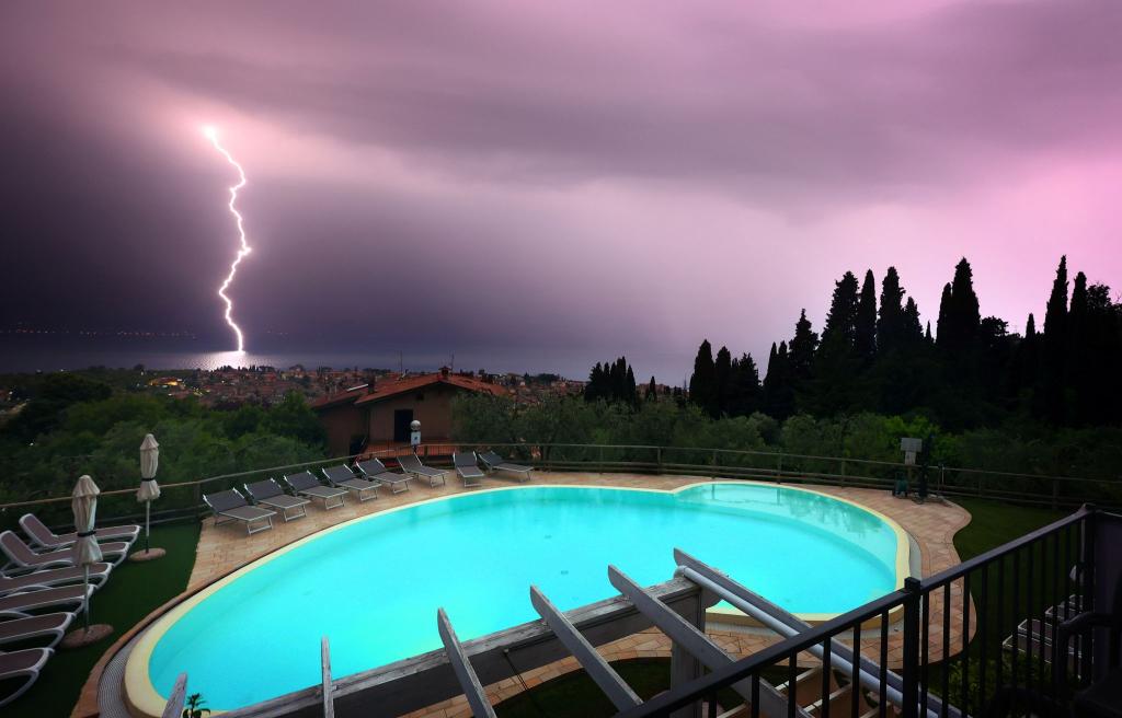 Blitz und Gewitter am Gardasee. - Foto: Karl-Josef Hildenbrand/dpa