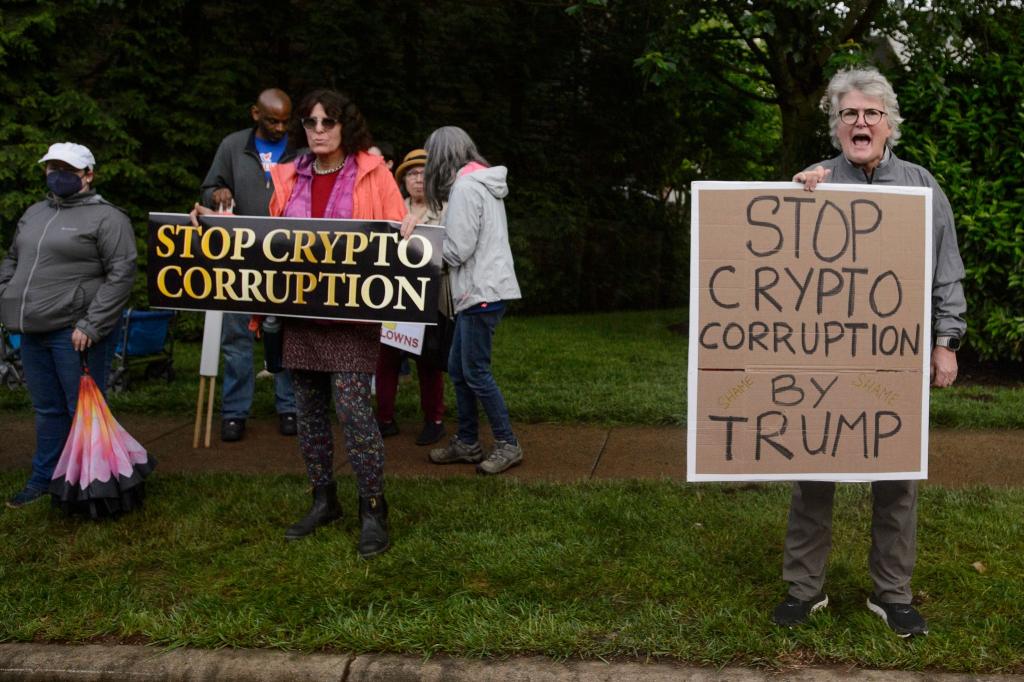 Bereits vor der Ankunft von US-Präsident Trump gibt es Protest in der Nähe seines Golfclubs. - Foto: Rod Lamkey/FR172078/AP/dpa