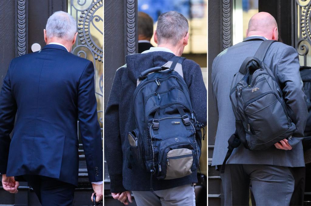  Drei der vier Angeklagten im Prozess um den VW-Abgasskandal vor dem Eingang des Landgerichts Braunschweig. Am Montag soll das Urteil fallen. (Archivbild) - Foto: Julian Stratenschulte/dpa