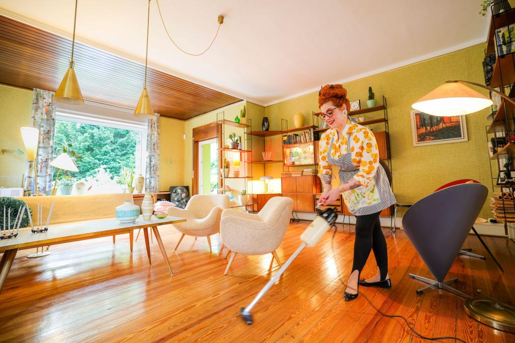 Auch die Elektrogeräte sind viele Jahrzehnte alt, funktionieren aber. - Foto: Christoph Reichwein/dpa