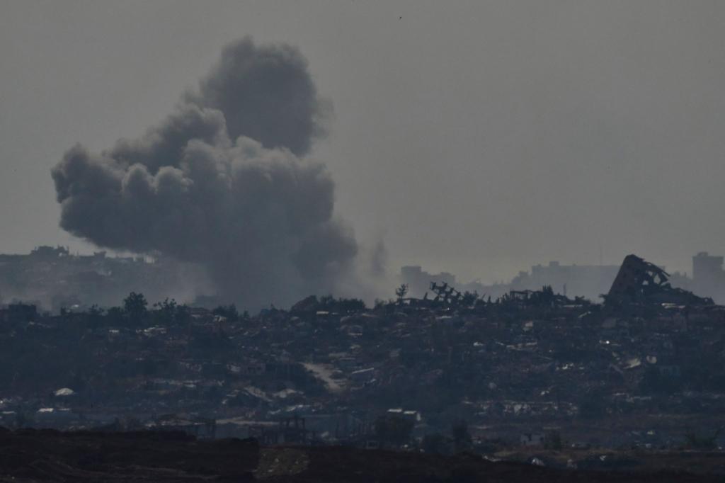 Israel hat erneut Dutzende Angriffe auf den Gazastreifen geflogen. - Foto: Leo Correa/AP/dpa