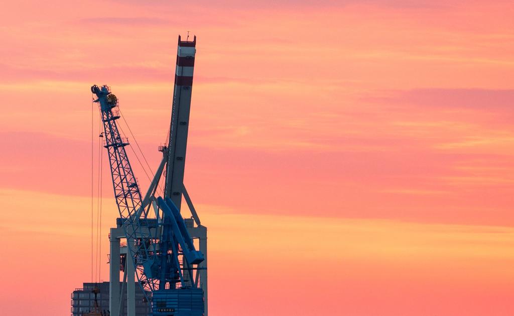 Die deutsche Wirtschaft ist im ersten Quartal stärker gewachsen als erwartet, aber der Zollstreit trübt die Aussichten für den Export. (Archivbild) - Foto: Daniel Bockwoldt/dpa