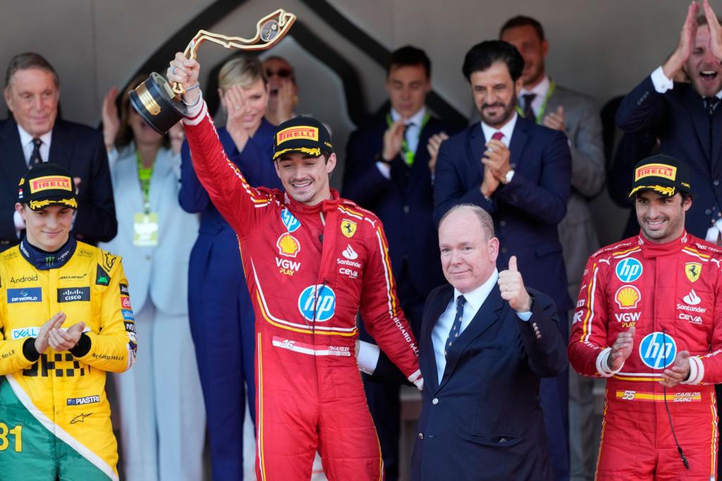 Da lief es noch: Charles Leclerc feiert seinen Heimsieg 2024 neben Fürst Albert II. - Foto: Luca Bruno/AP/dpa