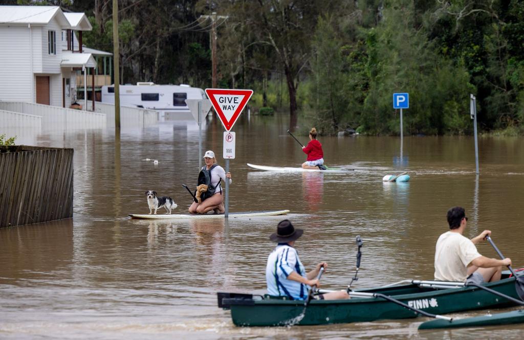 Viele Menschen konnten sich nur noch mit Booten und Paddleboards fortbewegen. - Foto: Lindsay Moller/AAP/dpa