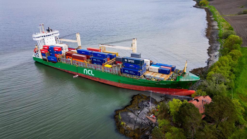 Ein Containerschiff ist in Norwegen kurz vor einem Haus am Wasser zum Stehen gekommen. - Foto: Jan Langhaug/NTB/dpa