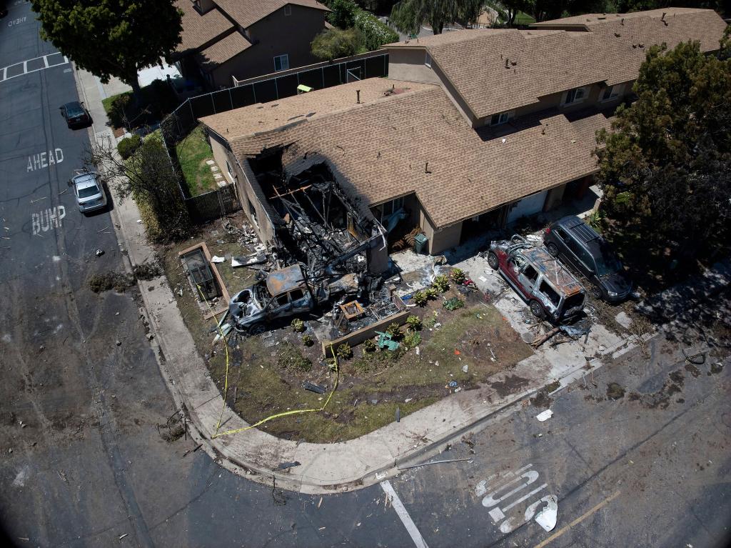 Tödlicher Kleinflugzeugabsturz in einem Wohngebiet im südkalifornischen San Diego. - Foto: William Liang/AP/dpa