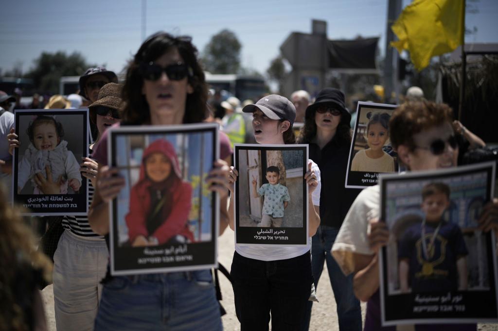 Gaza-Krieg: Demonstranten zeigen Kinderbilder an Israels Grenze - Foto: Leo Correa/AP/dpa