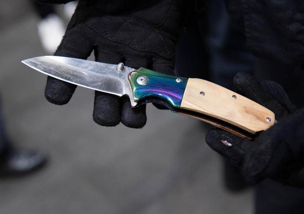 Auch Kinder und Jugendliche fallen durch Straftaten mit Messern auf. - Foto: Paul Zinken/dpa