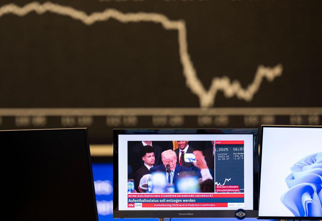 Nach Trumps Ankündigung rutscht der Dax ab. - Foto: Boris Roessler/dpa