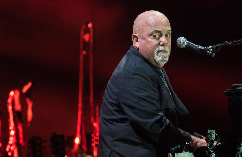 Billy Joel bei einem Konzert in Frankfurt im September 2016. Der Mann am Klavier ist krank. - Foto: Boris Roessler/dpa