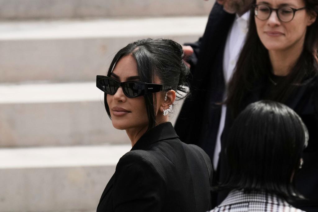 Im Prozess um den Raubüberfall auf Kim Kardashian hat ein Gericht in Paris gegen die Angeklagten hohe Haftstrafen verhängt. (Archivbild) - Foto: Aurelien Morissard/AP/dpa