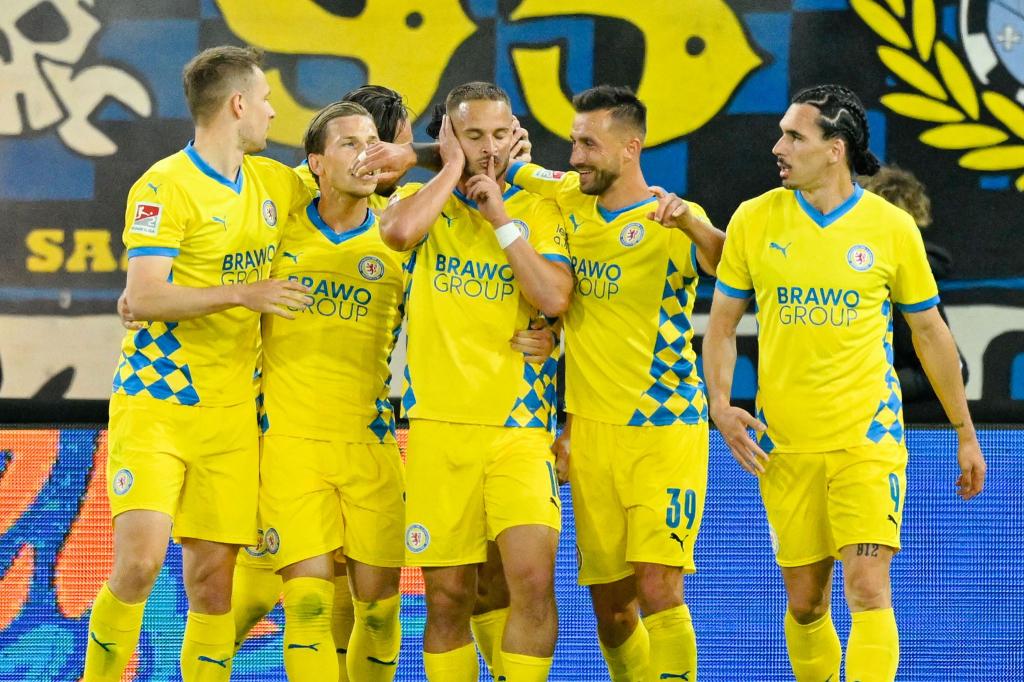 Eintracht Braunschweig hat das Relegationshinspiel zur 2. Bundesliga beim 1. FC Saarbrücken gewonnen. - Foto: Uwe Anspach/dpa