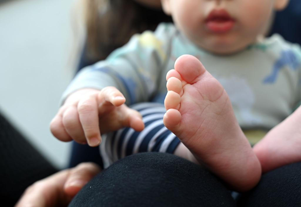 Eltern sind einer Studie zufolge durchschnittlich weniger zufrieden als Kinderlose, empfinden aber mehr Sinn im Leben (Archivbild). - Foto: Elisa Schu/dpa