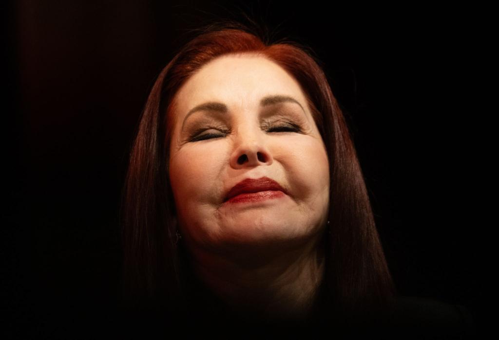 Priscilla Presley bringt mit 80 Jahren neue Memoiren heraus. - Foto: Boris Roessler/dpa