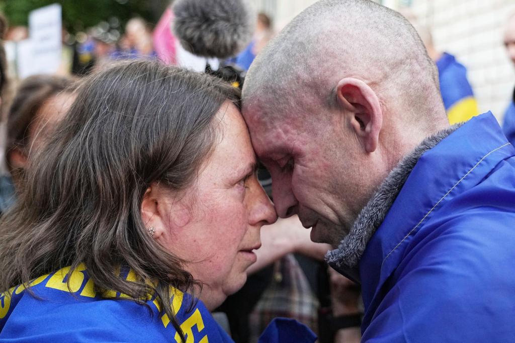 EIn Austausch von Gefangenen führt oft zu bewegenden Momenten - wie hier zwischen einem Ukrainer und seiner Frau in der Region Tschernihiw. - Foto: Efrem Lukatsky/AP/dpa