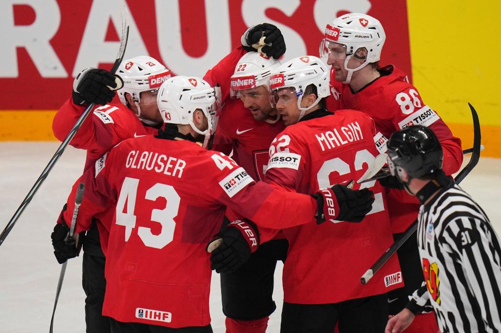 Die Schweiz siegte souverän gegen Überraschungs-Team Dänemark und träumt vom ersten WM-Titel. - Foto: Petr David Josek/AP/dpa