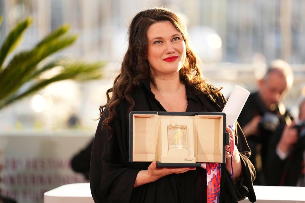Schilinski teilt sich den Preis mit einem weiteren Regisseur. - Foto: Scott A Garfitt/Invision/AP/dpa