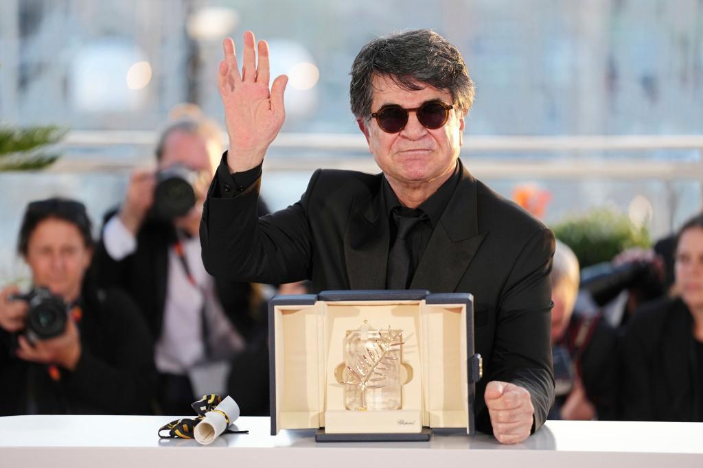 Jafar Panahi mit der Goldenen Palme. - Foto: Scott A Garfitt/Invision/AP/dpa