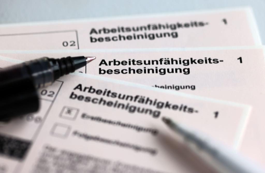 Eine Erkältungswelle hat den Krankenstand im ersten Quartal auf hohem Niveau gehalten. (Symbolbild) - Foto: Jens Büttner/dpa/dpa-tmn